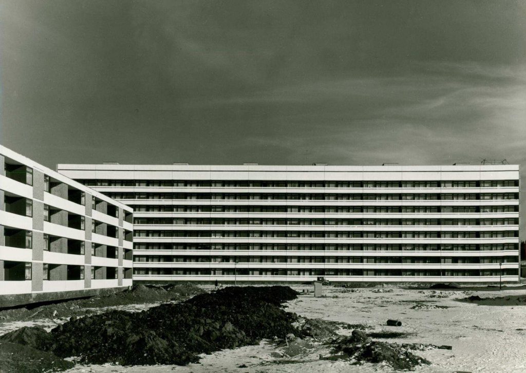 [Abb. 154] „HOSKA Gemeinnützige Wohnungsbaugesellschaft, ohne Datum“ von Photo-Lill (1965) | Quelle: Deutsche Digitale Bibliothek | Lizenz: CC BY-NC-SA 4.0