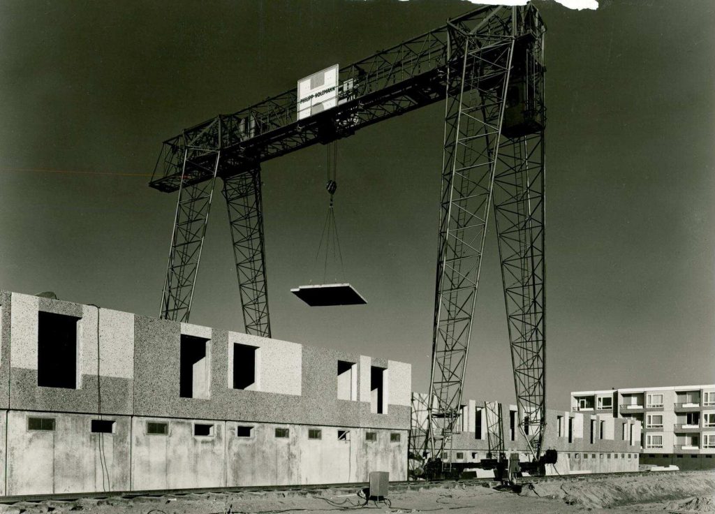 [Abb. 150] „HOSKA Gemeinnützige Wohnungsbaugesellschaft, ohne Datum“ von Photo-Lill (1965) | Quelle: Deutsche Digitale Bibliothek | Lizenz: CC BY-NC-SA 4.0