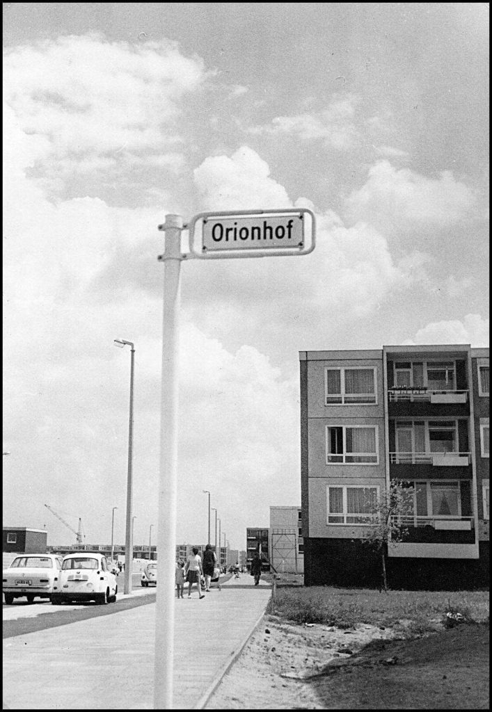 [Abb. 146] „Auf der Horst, Orionhof“ von Guthmann, Rudolf (1966) | Quelle: Deutsche Digitale Bibliothek | Lizenz: CC BY-SA 3.0 DE