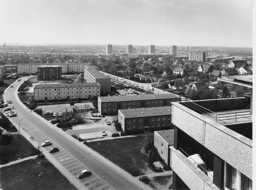 [Abb. 360] „Hamburg-Wandsbek. Blick auf das Neubaugebiet Farmsen-Berne“ von Mingram, Gerd (1971) | Lizenz: © Deutsche Fotothek / GERMIN  (Rechte vorbehalten)