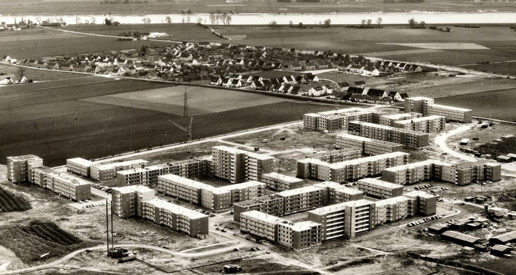 [Abb. 16] „Luftbild Monheim-Süd von Nordost“ von unbekannt (1967) | Quelle: Stadtarchiv Monheim am Rhein | Lizenz: © Hamburger Aero Lloyd / Stadtarchiv Monheim am Rhein
